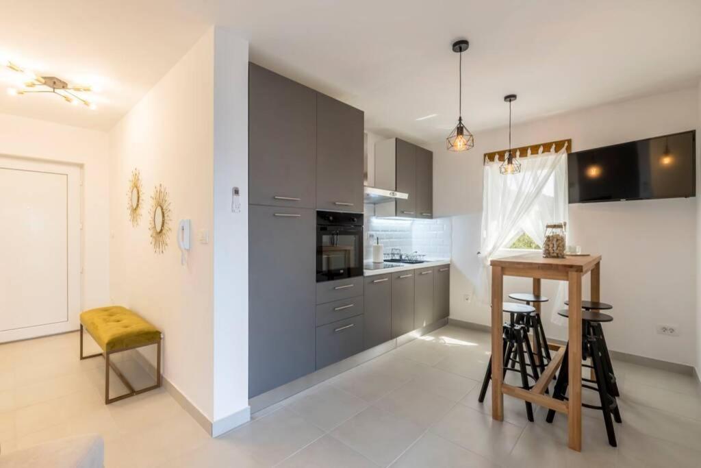 Apartment By Joe Trogir Eksteriør bilde