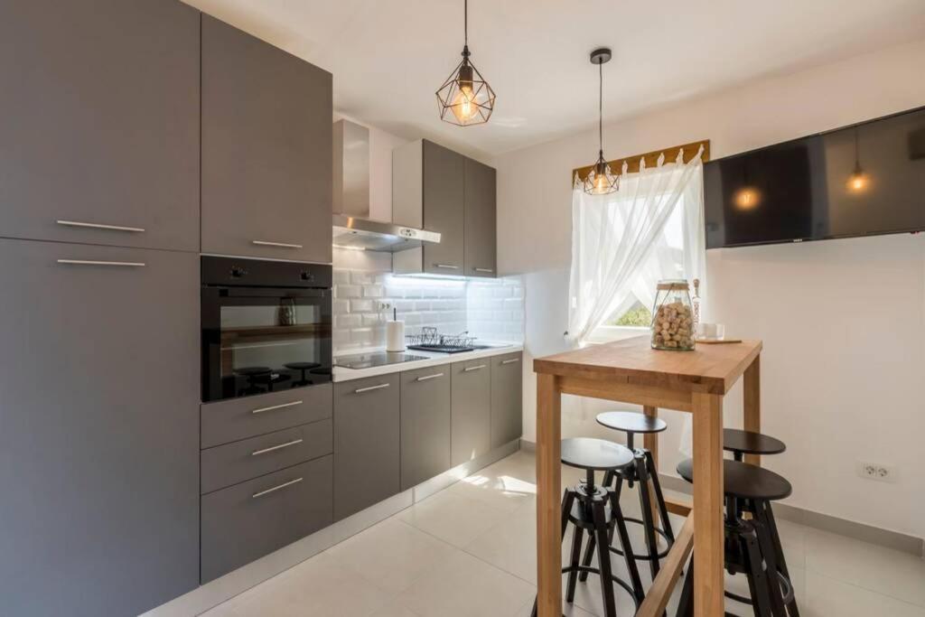 Apartment By Joe Trogir Eksteriør bilde