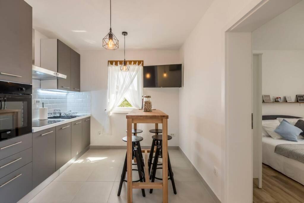 Apartment By Joe Trogir Eksteriør bilde